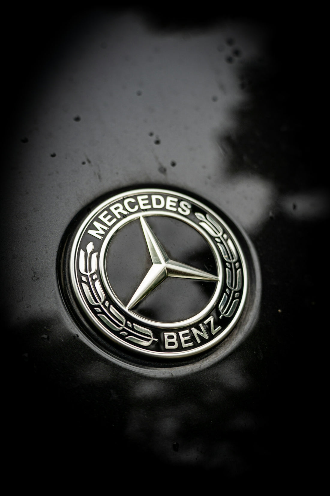 The mercedes-benz logo is prominently displayed.